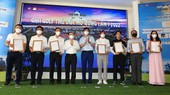 Phó Chủ tịch Thường trực UBND TPHCM Lê Hòa Bình và Bí thư Thành ủy TP Thủ Đức (TPHCM) Nguyễn Văn Hiếu cảm ơn các doanh nghiệp tham gia giải. Ảnh: DŨNG PHƯƠNG