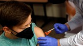 Nhân viên y tế tiêm vaccine ngừa Covid-19 cho trẻ em tại Bloomfield Hills, bang Michigan, Mỹ. Ảnh: AFP/TTXVN