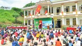 Toàn cảnh buổi trao quà tại Trường Tiểu học Na Ngoi 2, huyện Kỳ Sơn. Ảnh: HOÀNG VĨNH