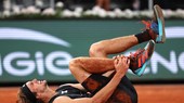 Zverev bị chấn thương mắt cá ở Roland Garros