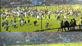 Các cổ động viển tràn xuống đường biên, khiến lực lượng chức năng phải sử dụng hơi cay để giải tán, từ đó dẫn tới vụ xô đẩy. Nguồn: REUTERS