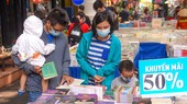 Mẹ và con cùng chọn mua sách. Ảnh: DŨNG PHƯƠNG