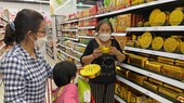 Người dân mua sắm tại một siêu thị. Ảnh: HOÀNG HÙNG