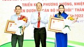 Phó Bí thư Thành ủy TPHCM Nguyễn Hồ Hải chúc mừng các hội viên nông dân tiêu biểu. Ảnh: HỒNG HẢI