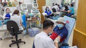 Nhiều bạn trẻ tham gia hiến máu cứu người