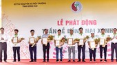 Bà Nguyễn Thu Thủy (Phó GĐ Đối ngoại Vedan) nhận hoa và thư cảm ơn của lãnh đạo UBND tỉnh Đồng Nai, lãnh đạo Sở TN-MT trao tặng các doanh nghiệp có nhiều đóng góp tích cực trong công tác bảo vệ môi trường tại buổi lễ