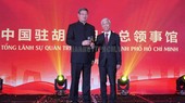 Phó Chủ tịch UBND TPHCM Võ Văn Hoan cùng Tổng Lãnh sự Trung Quốc Ngụy Hoa Tường chúc mừng tại buổi lễ. Ảnh theo thanhuytphcm