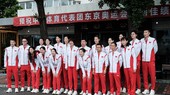 Các thành viên của đội bóng chuyền nữ Trung Quốc chụp ảnh lưu niệm trước khi sang Nhật thi đấu