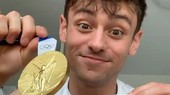 Tom Daley đã tự đan chiếc túi nhỏ bằng len để bảo vệ tấm HCV Olympic