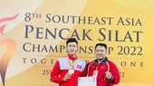 VĐV Nguyễn Tấn Sang (trái) và anh Trần Huỳnh Thanh Quốc, trưởng bộ môn Pencak Silat TPHCM. Ảnh: NGUYỄN ANH