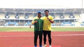Hai thầy trò HLV Đào Dân Tiến và Phan Thanh Bình (phải)