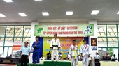 Các võ sĩ được trao huy chương tại giải judo người khiếm thị vô địch quốc gia 2022. Ảnh: NGUYỄN ANH