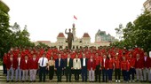 Lãnh đạo TPHCM cùng các thành viên của đoàn thể thao thành phố chụp ảnh lưu niệm tại tượng đài Chủ tịch Hồ Chí Minh. Ảnh: DŨNG PHƯƠNG