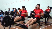 Người tập thực hiện kéo dụng cụ tương tự như tư thế chèo thuyền. Ảnh: THANH TÙNG