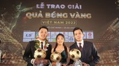Hồ Văn Ý, Huỳnh Như và Văn Quyết nhận Quả bóng vàng Việt Nam 2022. Ảnh: DŨNG PHƯƠNG