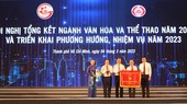 Thứ trưởng Bộ VH-TT-DL Tạ Quang Đông (thứ 2 từ trái sang) trao tặng Cờ thi đua cho đại diện Sở VH-TT TPHCM. Ảnh: THANH TÙNG