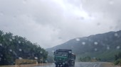 Mỗi ngày, hàng trăm lượt xe ào ạt đi vào tuyến đường