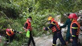 Lực lượng cứu hộ bác thang giải cứu nhóm du khách bị mắc kẹt