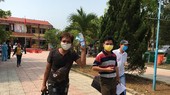 Người dân vui mừng vì hoàn thành cách ly