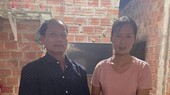 Nhặt được túi vàng bên đường, người phụ nữ tìm người trả lại