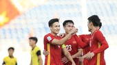 Việt Anh cùng đội đồng ăn mừng bàn thắng vào lưới U23 Malaysia ở Giải U23 châu Á 2022. ẢNH: ANH TRẦN