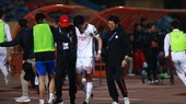 Hoàng Đức được các thành viên Viettel FC hỗ trợ di chuyển sau trận đấu với Công an Hà Nội