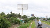 Tấm pano quảng cáo cao hàng chục mét Công ty TNHH thiết kế và quảng cáo Khánh Như đang có dấu hiệu xuống cấp