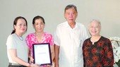 Đại diện Hội đồng quản lý Quỹ Học bổng Nguyễn Văn Hưởng tiếp nhận đóng góp của gia đình Bác sĩ Đoàn Thúy Ba