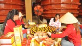 Sản xuất nước mắm Phú Quốc xuất khẩu tại một cơ sở ở ĐBSCL. Ảnh: QUỐC BÌNH