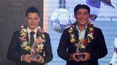 Cựu danh thủ Trần Minh Chiến (phải) được tôn vinh tại Giải thưởng Quả bóng vàng Việt Nam