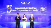 Bà Nguyễn Ngọc Ánh - Phó Chủ tịch HĐQT Kim Oanh Group - nhận giải “Top 5 dự án nhà ở xã hội và đại chúng tốt nhất năm 2022” cho dự án RichHome 3