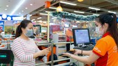 Người tiêu dùng thanh toán qua thẻ tại siêu thị