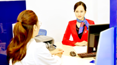 Giao dịch tại một ngân hàng ở TPHCM. Ảnh: MINH HUY