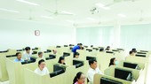 Các thí sinh tham dự kỳ thi nâng ngạch công chức khối Đảng, MTTQ và các tổ chức chính trị - xã hội TPHCM năm 2022. Ảnh: THU HƯỜNG