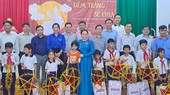 Báo SGGP cùng các đơn vị trao quà trung thu cho các em thiếu nhi có hoàn cảnh khó khăn, trẻ em dân tộc thiểu số