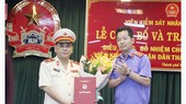 Ông Đỗ Mạnh Bổng (trái) nhận quyết định điều động, bổ nhiệm chức vụ Viện trưởng Viện Kiểm sát Nhân dân TPHCM. Ảnh: MAI HOA