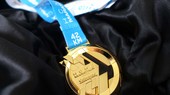 Chiếc huy chương mạ vàng 24k vinh danh nhà vô địch marathon đầu tiên tại Việt Nam