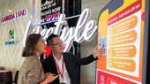 Nhân viên Gamuda Land hướng dẫn khách hàng cài đặt app tại khu nhà mẫu trưng bày