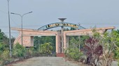Công trình Lâm viên Thanh niên vắng vẻ, hoang tàn. Ảnh: NGỌC PHÚC