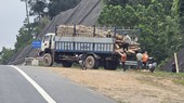Keo tràm bốc bên đường cao tốc phóng từ taluy dương xuống rất nguy hiểm