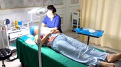 Nhân viên lao công của cơ sở thẩm mỹ Kangzin phẫu thuật làm đẹp cho khách hàng