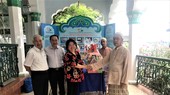 市各民族文学艺术协会常值副主席张四妹向第五郡占婆族同胞赠送礼物。
