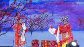 珠洋市珠光会艺人表演神功戏。