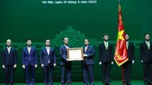 政府总理范明政向Vietcombank颁授劳动英雄称号。