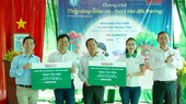 Trao tặng thư viện, học bổng, quà Trung thu cho học sinh Bến Tre