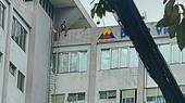 Giải cứu thanh niên nghi ngáo đá trèo lên tầng thượng bệnh viện