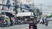 Nhà riêng của ông Tr. đã dựng rạp chuẩn bị đám tang. Ảnh: QUỐC BÌNH