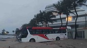 Chiếc xe nằm trên bãi biển Dương Đông lúc rạng sáng 11-8. Ảnh: QUỐC BÌNH