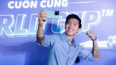 Cầu thủ bóng đá Đoàn Văn Hậu cùng vivo V25 Pro