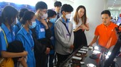 Khách tham quan tham khảo sản phẩm FPT tại Techfest Vietnam 2022